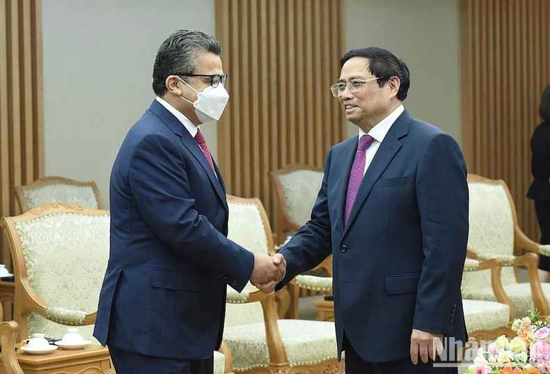 Minh Chinh da la bienvenida a los delegados palestinos. Minh Chinh da la bienvenida a los delegados palestinos.