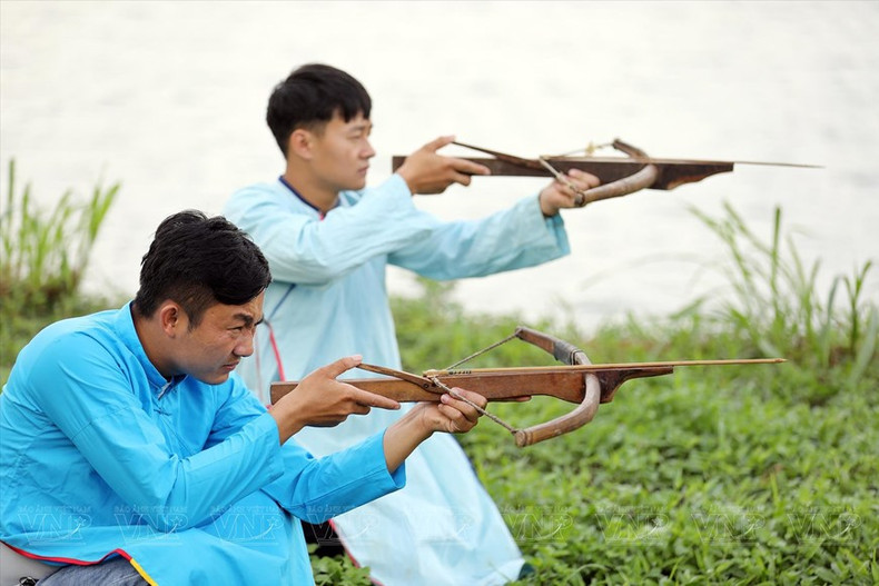 Los trajes de los hombres Cong son más sencillos, con camisón y pantalones confeccionados en tela de color índigo. Los trajes de los hombres Cong son más sencillos, con camisón y pantalones confeccionados en tela de color índigo.