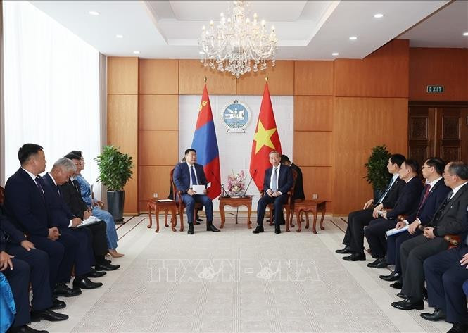 Escena de la reunión entre el máximo dirigente vietnamita y el jefe de Gobierno mongol. Escena de la reunión entre el máximo dirigente vietnamita y el jefe de Gobierno mongol.