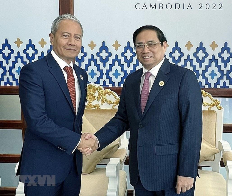 El primer ministro Pham Minh Chinh (derecha) y el presidente de la Cámara de Representantes de Malasia, Tan Sri Azhar Azizan Harun. (Fotografía: VNA)