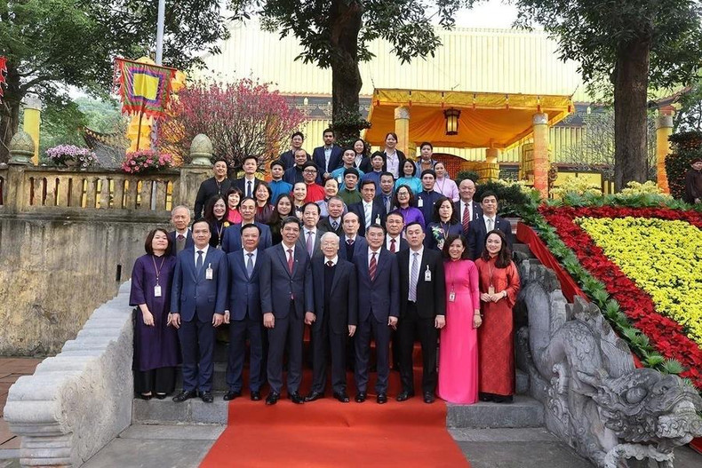 La delegación encabezada por Phu Trong posa junto a empleados del Conjunto de Vestigios de la Ciudadela Imperial de Thang Long. La delegación encabezada por Phu Trong posa junto a empleados del Conjunto de Vestigios de la Ciudadela Imperial de Thang Long.