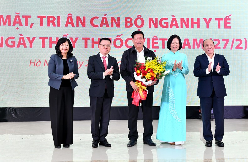El jefe de Nhan Dan y representantes de las agencias de prensa felicitan a delegados del sector médico. El jefe de Nhan Dan y representantes de las agencias de prensa felicitan a delegados del sector médico.