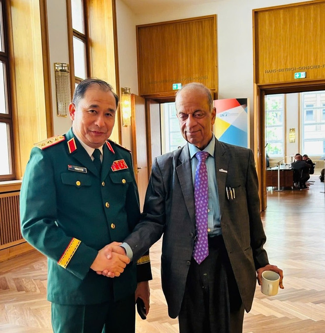 El subjefe del Estado Mayor General del Ejército Popular de Vietnam, Phung Si Tan, y el subsecretario general de la ONU, Atul Khare. (Fotografía: qdnd.vn)
