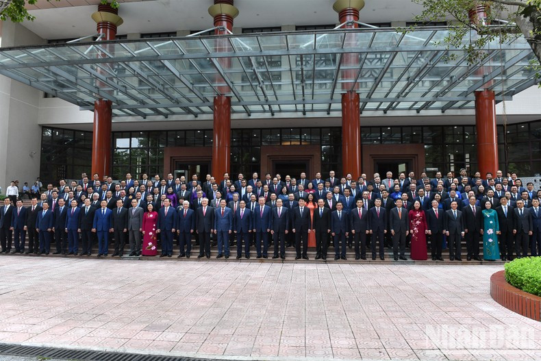 El secretario general del PCV y presidente del país, To Lam, y los miembros del Comité Central del Partido del XIII mandato.