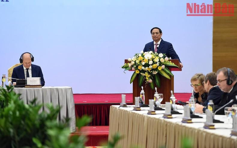 En su discurso, Minh Chinh también se refiere a los logros alcanzados por Vietnam en 2021 pese a cuantiosos retos, incluida la aceleración de la inmunización contra el Covid-19, el control de esta enfermedad y la estable macroeconomía. En su discurso, Minh Chinh también se refiere a los logros alcanzados por Vietnam en 2021 pese a cuantiosos retos, incluida la aceleración de la inmunización contra el Covid-19, el control de esta enfermedad y la estable macroeconomía.