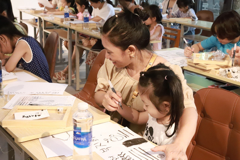 Mediante la actividad, las parejas mixtas pasan tiempo de calidad juntos con sus hijos, así como pueden enseñarles una parte de la cultura de su segundo terruño. Mediante la actividad, las parejas mixtas pasan tiempo de calidad juntos con sus hijos, así como pueden enseñarles una parte de la cultura de su segundo terruño.