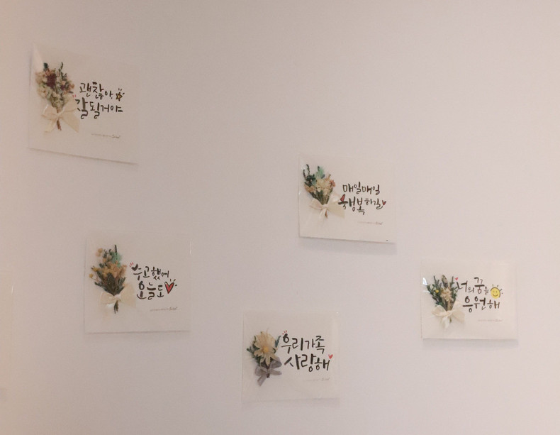 Al finalizar sus obras, los autores pueden enmarcarlas y colgarlas en la pared del aula, o llevarlas a casa. Al finalizar sus obras, los autores pueden enmarcarlas y colgarlas en la pared del aula, o llevarlas a casa.