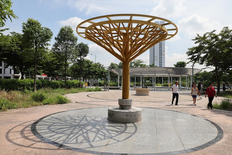 Los turistas visitan y exploran el Parque Astronómico.