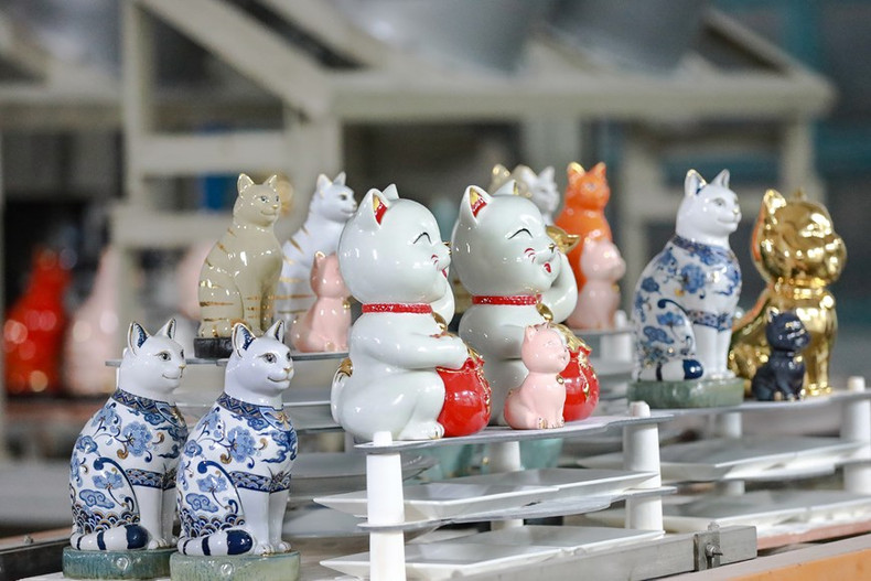 Gatos de cerámica acaban de cocerse en el horno.