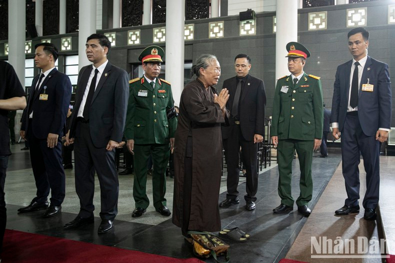 Una anciana presenta sus respetos ante el féretro del secretario general Nguyen Phu Trong.