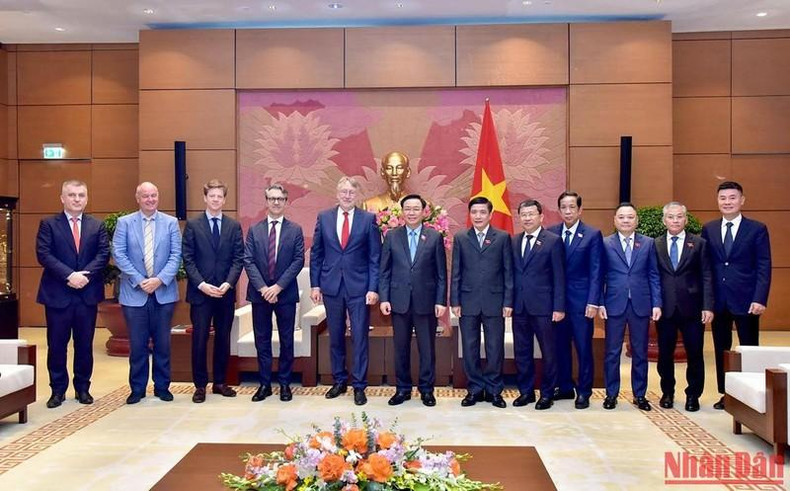 Presidente del Parlamento vietnamita recibe a titular comercial del Parlamento Europeo ảnh 7 Presidente del Parlamento vietnamita recibe a titular comercial del Parlamento Europeo ảnh 7