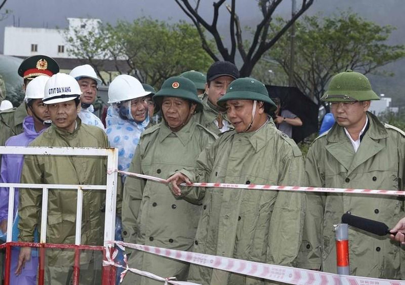 El presidente de Vietnam, Nguyen Xuan Phuc, inspecciona la labor de superación de daños causados por los recientes desastres naturales y visita a residentes locales damnificados.