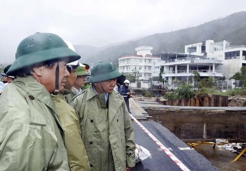 Xuan Phuc chequea la reparación del tramo colapsado al final de la calle de Le Van Luong, distrito de Son Tra.