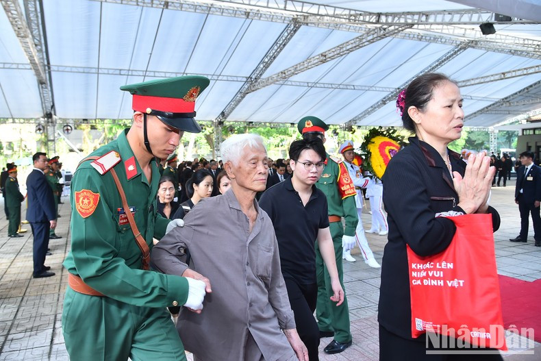 Cuanto más acerca el fin del velatorio, más crece el flujo de dolientes hacia el área.