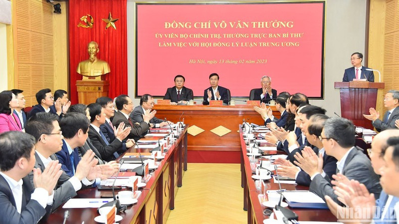 Panorama de la reunión, a la cual asisten otros miembros del Comité Central del PCV, delegados de los ministerios, sectores e instituciones centrales, así como científicos e integrantes de dicho consejo. Panorama de la reunión, a la cual asisten otros miembros del Comité Central del PCV, delegados de los ministerios, sectores e instituciones centrales, así como científicos e integrantes de dicho consejo.