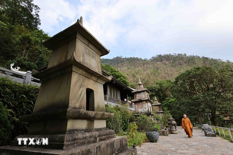 La pagoda Ngoa Van es el lugar donde el rey-monje Tran Nhan Tong practicó el budismo y alcanzó la iluminación. Por ese motivo, el sitio es considerado la tierra sagrada de la secta budista de Truc Lam. La pagoda Ngoa Van es el lugar donde el rey-monje Tran Nhan Tong practicó el budismo y alcanzó la iluminación. Por ese motivo, el sitio es considerado la tierra sagrada de la secta budista de Truc Lam.