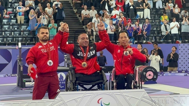 El 4 de septiembre pasado, el halterófilo Le Van Cong (derecha) ganó la primera medalla para la delegación deportiva vietnamita en levantamiento de pesas en los Juegos Paralímpicos de París 2024. El 4 de septiembre pasado, el halterófilo Le Van Cong (derecha) ganó la primera medalla para la delegación deportiva vietnamita en levantamiento de pesas en los Juegos Paralímpicos de París 2024.