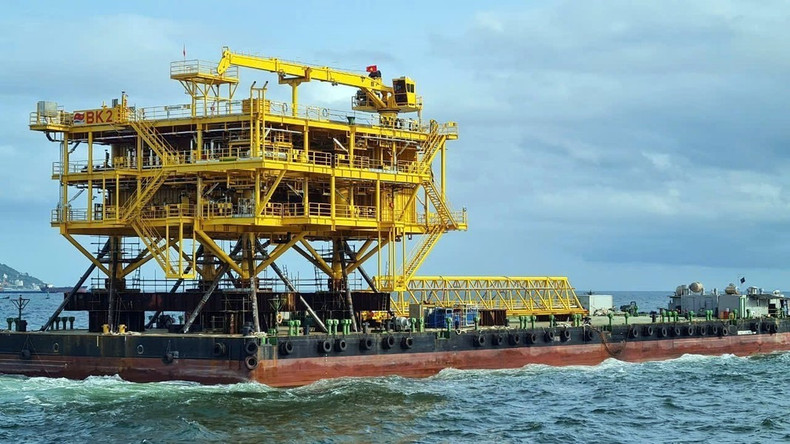 El bloque superior de la plataforma BK-23 es trasladado para su instalación en el mar. El bloque superior de la plataforma BK-23 es trasladado para su instalación en el mar.
