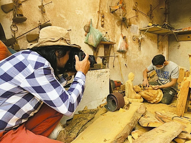 El reportero An Thanh Dat en el pueblo artesanal de Son Dong, Hoai Duc, Hanói, en diciembre de 2022.