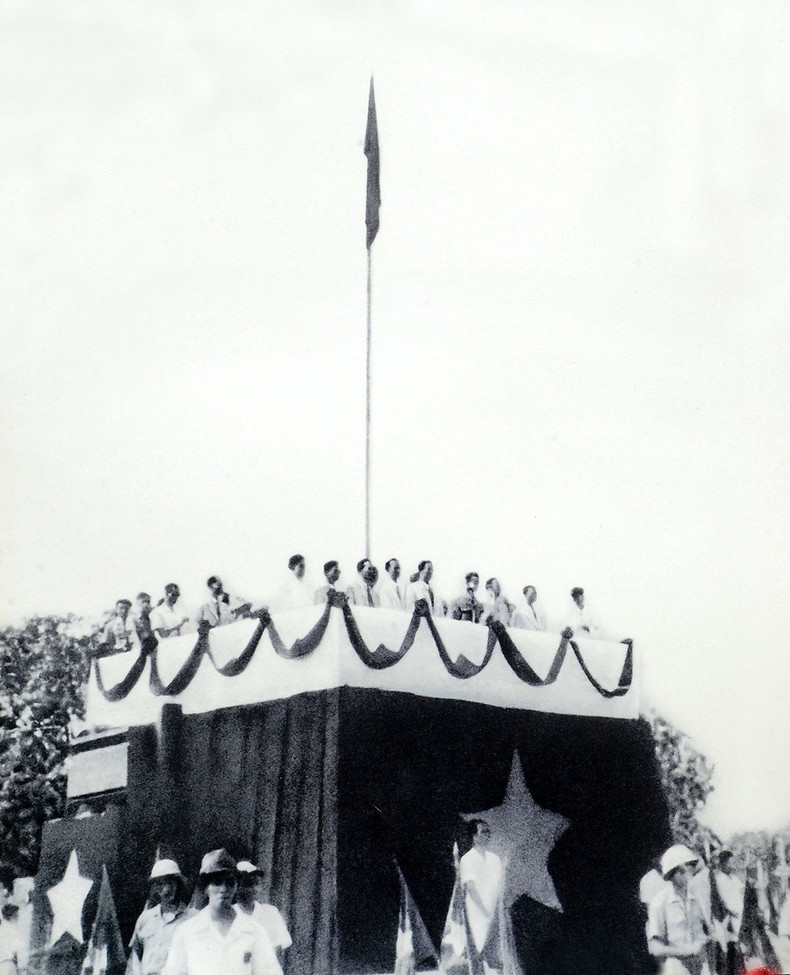 El Presidente Ho Chi Minh lee la Declaración de Independencia, con la que proclama el nacimiento de la República Democrática de Vietnam. (Fotografía de archivo)