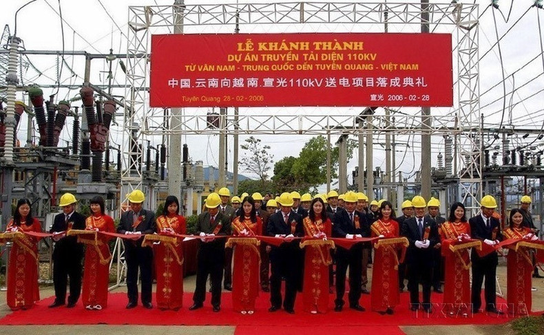 En la ceremonia de inauguración de un proyecto de transmisión eléctrica de 110 KV desde Yunnan (China) a Tuyen Quang (Vietnam), el 28 de febrero de 2006. En la ceremonia de inauguración de un proyecto de transmisión eléctrica de 110 KV desde Yunnan (China) a Tuyen Quang (Vietnam), el 28 de febrero de 2006.