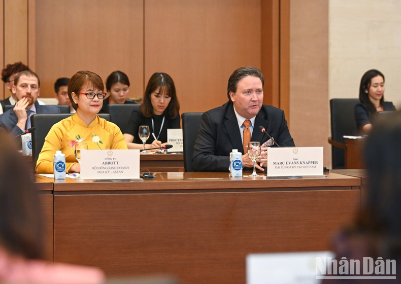 El embajador de Washington, Marc Knapper, aporta sus opiniones. El embajador de Washington, Marc Knapper, aporta sus opiniones.