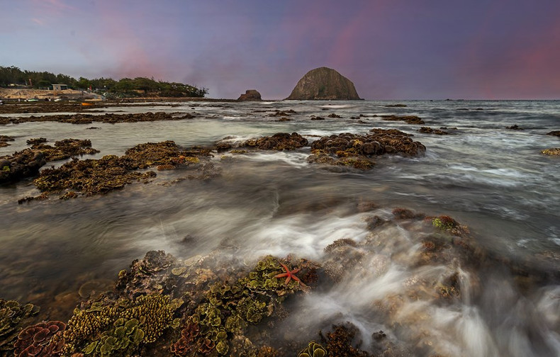 Puesta de sol en la isla de Hon Yen, en la central provincia vietnamita de Phu Yen. Puesta de sol en la isla de Hon Yen, en la central provincia vietnamita de Phu Yen.