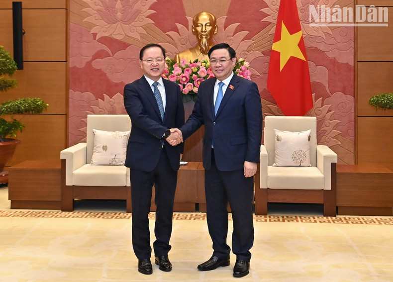 El dirigente parlamentario de Vietnam y el visitante surcoreano. El dirigente parlamentario de Vietnam y el visitante surcoreano.