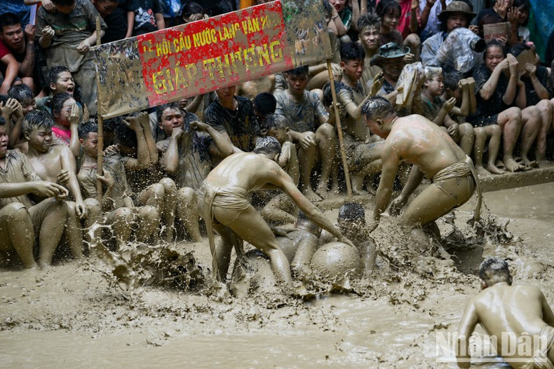 Los "quan cau" intentan arrebatar el balón al equipo contrario, llevarlo al agujero del adversario y meterlo dentro. Los "quan cau" intentan arrebatar el balón al equipo contrario, llevarlo al agujero del adversario y meterlo dentro.