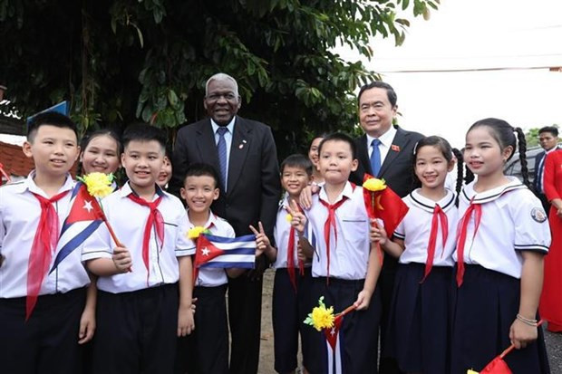 El presidente de la Asamblea Nacional del Poder Popular de Cuba, Esteban Lazo Hernández, y el vicepresidente permanente de la Asamblea Nacional de Vietnam, Tran Thanh Man, con niños de la provincia de Quang Tri en la Zona de reliquia nacional especial de ambas riberas del río Hien Luong-Ben Hai. (Fotografía: VNA)