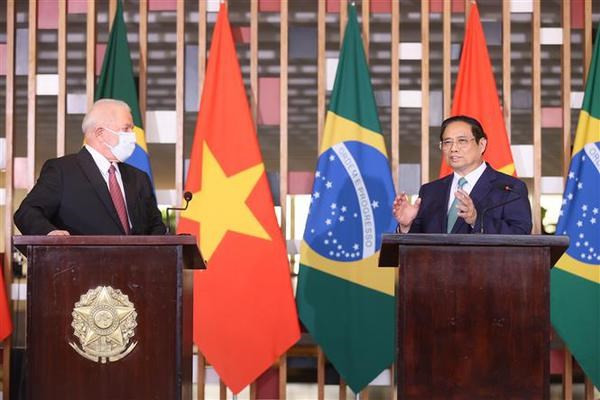 El primer ministro de Vietnam, Pham Minh Chinh, y el presidente de Brasil, Luiz Inácio Lula da Silva, en la rueda de prensa conjunta. (Fotografía: VNA)