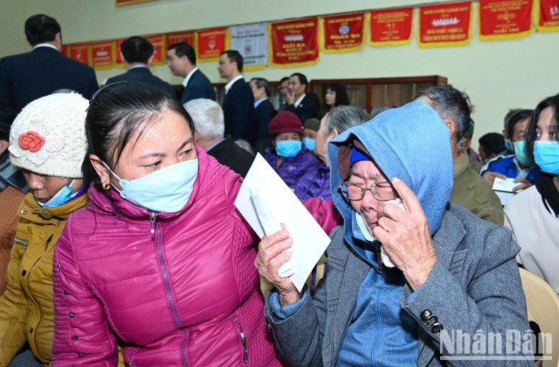 Una anciana en el encuentro. Una anciana en el encuentro.