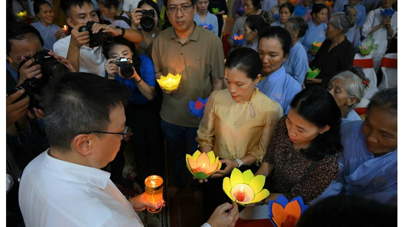 Le Quoc Minh, miembro del Comité Central del Partido Comunista de Vietnam y subjefe de su Comisión de Comunicación y Educación, presidente-editor del periódico Nhan Dan y titular de la Asociación nacional de Periodistas, pasa luminarias a otros participantes en la ceremonia. Le Quoc Minh, miembro del Comité Central del Partido Comunista de Vietnam y subjefe de su Comisión de Comunicación y Educación, presidente-editor del periódico Nhan Dan y titular de la Asociación nacional de Periodistas, pasa luminarias a otros participantes en la ceremonia.