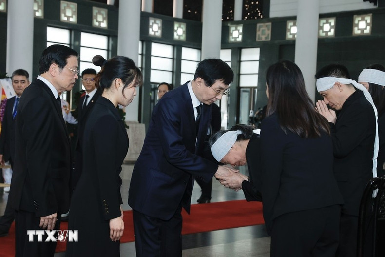 El jefe de la delegación china expresa su pesar por el deceso del secretario general del PCV.