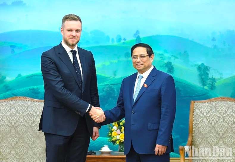 El primer ministro de Vietnam, Pham Minh Chinh (derecha), y el ministro de Relaciones Exteriores de Lituania, Gabrielius Landsbergis.