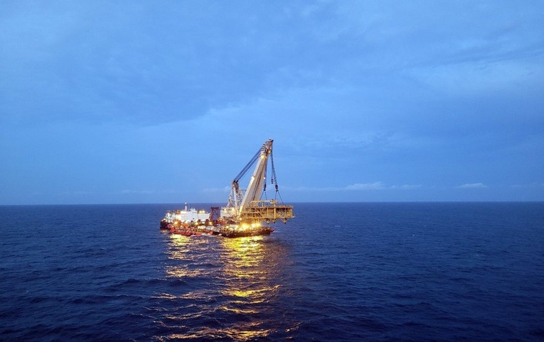 El barco grúa Hoang Sa levanta el bloque superior de la plataforma de perforación BK-23. El barco grúa Hoang Sa levanta el bloque superior de la plataforma de perforación BK-23.