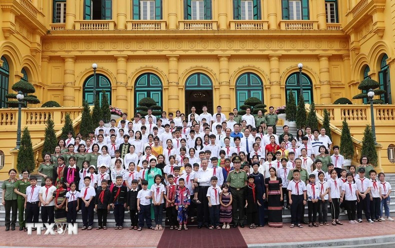 El jefe de Estado posa junto a los pequeños.