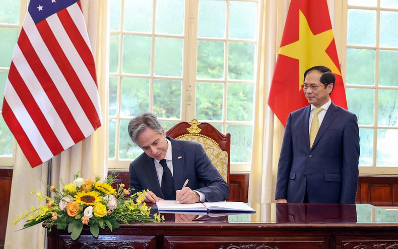 El secretario de Estado del país norteamericano escribe en libro de visitas. El secretario de Estado del país norteamericano escribe en libro de visitas.