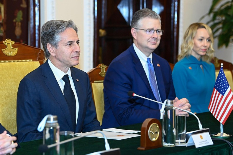 El visitante da sus palabras. El visitante da sus palabras.