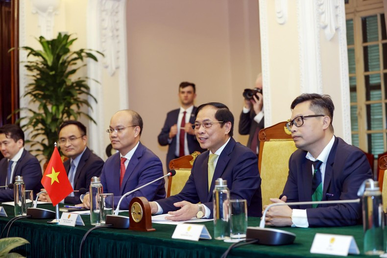 El ministro de Relaciones Exteriores de Vietnam, Bui Thanh Son, en las conversaciones. El ministro de Relaciones Exteriores de Vietnam, Bui Thanh Son, en las conversaciones.