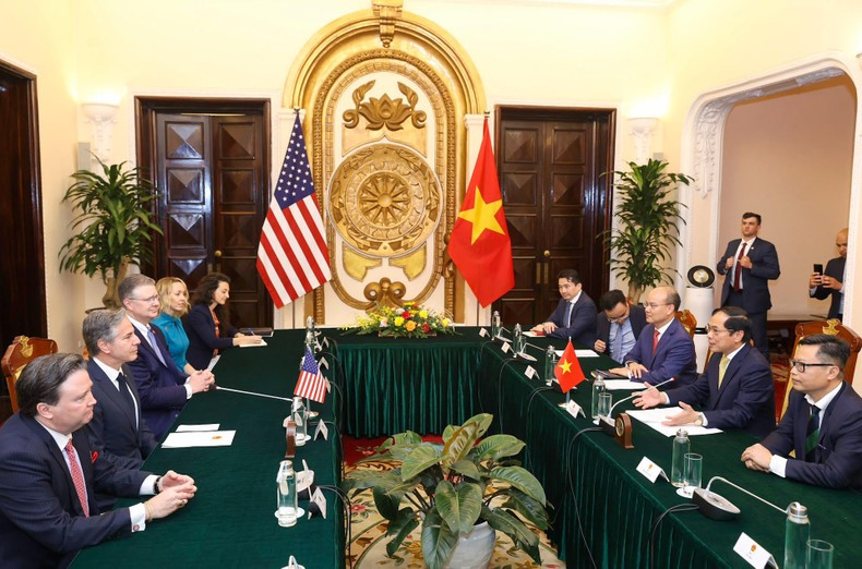 Panorama de la reunión posterior al acto. Panorama de la reunión posterior al acto.