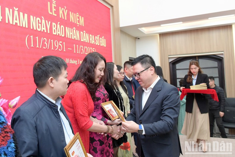 El compañero Le Quoc Minh entrega el premio “Rostro del año” 2024 a los merecedores en ocasión del mitin. (Fotografía: The Dai) El compañero Le Quoc Minh entrega el premio “Rostro del año” 2024 a los merecedores en ocasión del mitin. (Fotografía: The Dai)