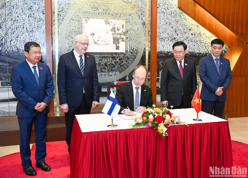 ...y escribe en el libro de visitas.