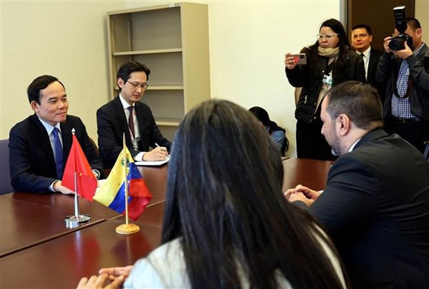 El vicepremier Tran Luu Quang en la reunión con el canciller de Venezuela, Yvan Gil Pinto. (Fotografía: VNA) El vicepremier Tran Luu Quang en la reunión con el canciller de Venezuela, Yvan Gil Pinto. (Fotografía: VNA)