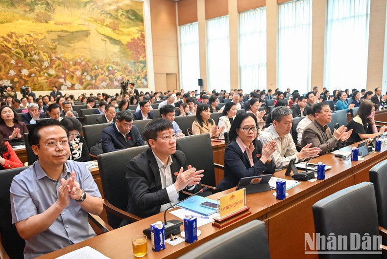 Diputados a tiempo completo asisten a la sesión. Diputados a tiempo completo asisten a la sesión.