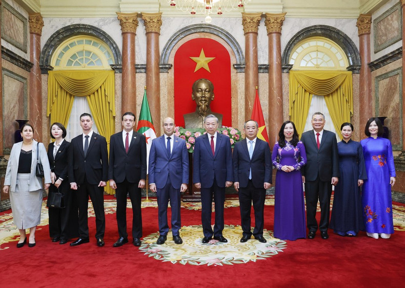El secretario general del Partido Comunista y presidente de Vietnam, To Lam, y representantes de Argelia. (Fotografía: VNA)