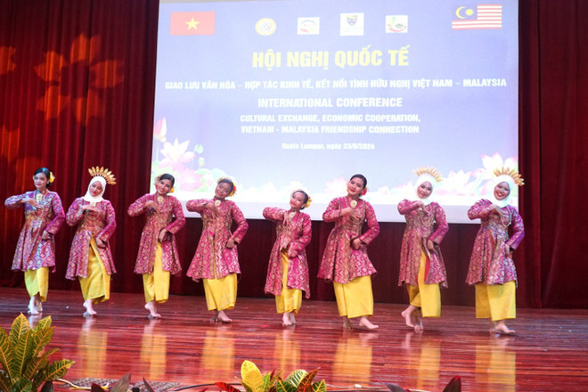 La danza tradicional Tarian Zapin de Malasia en una conferencia internacional sobre intercambio cultural, cooperación económica y conexión de amistad entre Vietnam y Malasia, el 23 de agosto de 2024. (Fotografía: VNA)