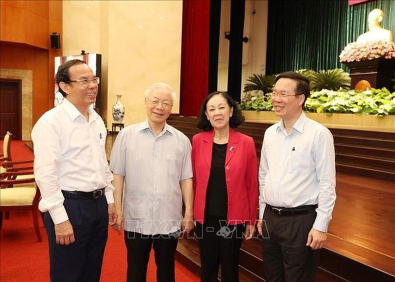De la izquierda a la derecha: Nguyen Van Nen, secretario del Comité partidista en la urbe; Nguyen Phu Trong; Truong Thi Mai, jefa de la Comisión de Organización del Comité Central del PCV, y Vo Van Thuong. De la izquierda a la derecha: Nguyen Van Nen, secretario del Comité partidista en la urbe; Nguyen Phu Trong; Truong Thi Mai, jefa de la Comisión de Organización del Comité Central del PCV, y Vo Van Thuong.