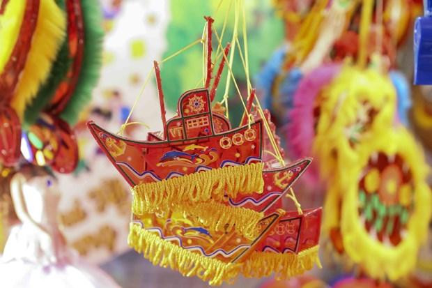 La exhibición muestra varios tipos de linternas. (Fotografía: VNA) La exhibición muestra varios tipos de linternas. (Fotografía: VNA)