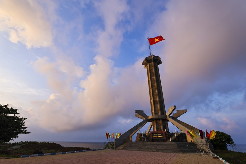 El asta de la bandera nacional en la isla de Con Co mide 38,8 metros de altura, y la bandera nacional, con un área de 24 metros cuadrados, ondea día y noche. El asta de la bandera nacional en la isla de Con Co mide 38,8 metros de altura, y la bandera nacional, con un área de 24 metros cuadrados, ondea día y noche.